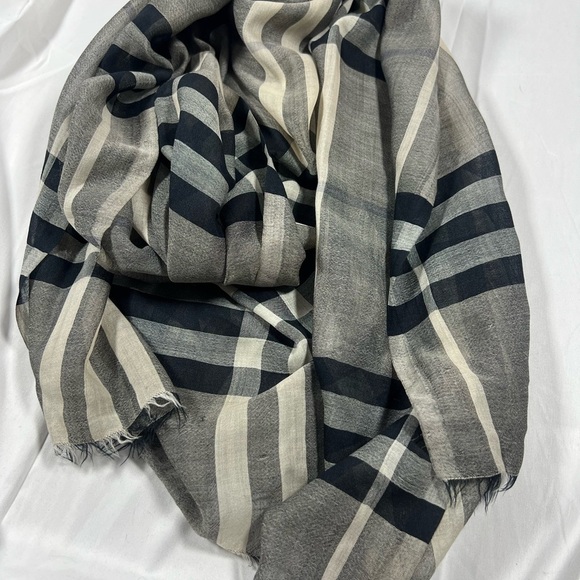 Burberry Black and Cream Checkered Scarf Luxurious Wrap - Picture 2 of 4